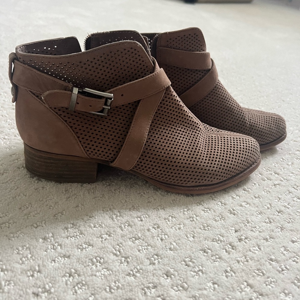 Vince Camuto Booties gently used size 7